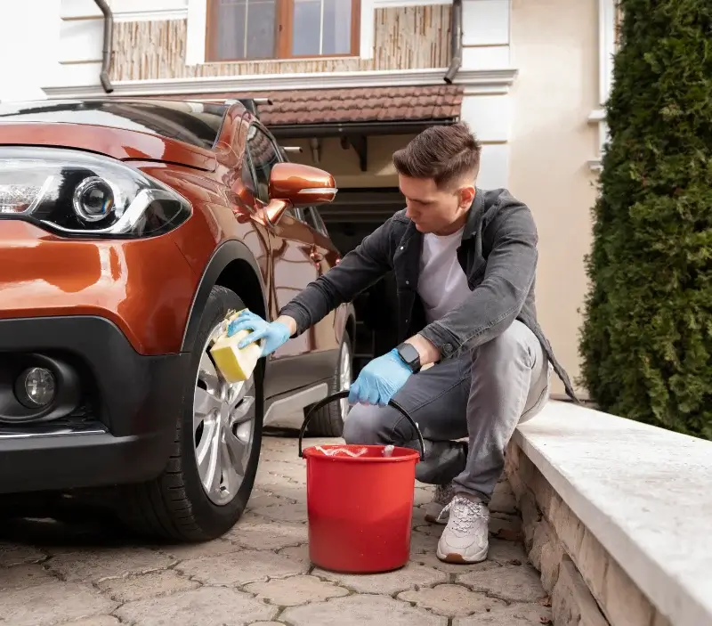 Lavage auto à domicile Valle-di-Rostino : professionnel intervenant sur un véhicule